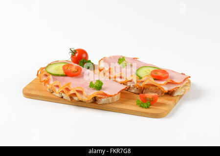 zwei offene konfrontiert Schinkensandwiches auf Holzbrett Stockfoto