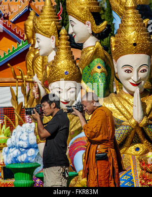 Brea, Kalifornien, USA. 10. März 2016. Die kambodschanischen buddhistischer Tempel (Wat Dharmararam) in Stockton, Kalifornien, ist eine aktive buddhistischer Tempel, dass Funktionen über 100 bunte und überlebensgroß Juwel verkrustete Statuen, die das Leben und die Geschichte des kambodschanischen Buddha zu feiern. Der Tempel verfügt über eine 50 Fuß lange liegende Buddha. Auch die Heimat von der Jahresfeier der kambodschanischen Neujahr jedes Jahr im April. © Bruce Chambers/ZUMA Draht/Alamy Live-Nachrichten Stockfoto