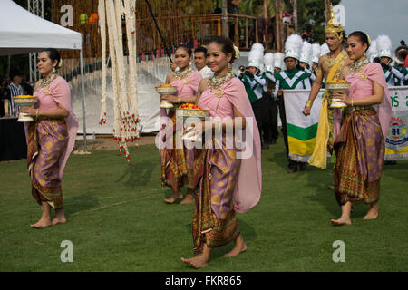 Bangkok, Thailand. 10. März 2016. Eröffnungsumzug kick-off old Style Thai traditionelle Tänzer die Zeremonie folgte die Elefanten während des Königs 2016 Cup Elephant Polo Chaopraya Anantara Resort in Bangkok, Thailand am 10. März 2016 öffnen. Des Königs Cup Elephant Polo wurde im Jahr 2001 von Anantara Resort nach Thailand eingeführt und ist inzwischen einer der größten gemeinnützigen Veranstaltungen in Thailand mehr als US$ 950.000 für das Institut National Elephant Bevölkerung angesprochen hat. Bildnachweis: ZUMA Press, Inc./Alamy Live-Nachrichten Stockfoto