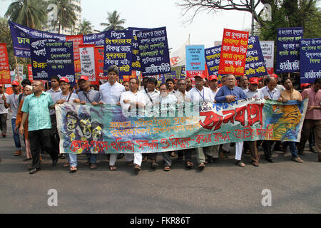 Dhaka, Bangladesch. 10. März 2016. Tausende von Bangladeshis Marsch aus dem national Presseclub, der weltweit größte Mangrovenwald aus Protest gegen die Pläne für den Bau von zwei Kohle-Kraftwerke am Rande des Waldes Weltnaturerbe in Dhaka, Bangladesch am 10. März 2016. Nationalkomitee zu schützen Öl, Gas, Bodenschätze, Energie und Häfen organisiert drei Tag lang März seine Unterstützung für den Bau der Anlagen in der Nähe der Sundarbans, eine Fläche von Reisfeldern, Shrimp-Farmen und riesige Mangrovenwälder zu fallen. Bildnachweis: Rehman Asad/Alamy Live-Nachrichten Stockfoto