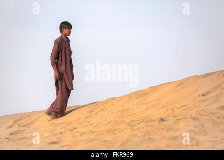 Nomadische junge in der Thar-Wüste, Rajasthan, Indien Stockfoto