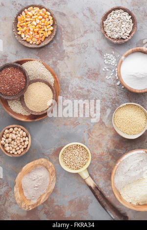 Mehl und Getreide. Eine Anordnung der verschiedenen Gluten freie Getreide und Mehl. Ansicht von oben, Leerzeichen Stockfoto