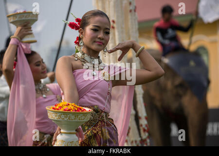 Bangkok, Thailand. 10. März 2016. Eröffnungsumzug kick-off old Style Thai traditionelle Tänzer die Zeremonie folgte die Elefanten während des Königs 2016 Cup Elephant Polo Chaopraya Anantara Resort in Bangkok, Thailand am 10. März 2016 öffnen. Des Königs Cup Elephant Polo wurde im Jahr 2001 von Anantara Resort nach Thailand eingeführt und ist inzwischen einer der größten gemeinnützigen Veranstaltungen in Thailand mehr als US$ 950.000 für das Institut National Elephant Bevölkerung angesprochen hat. Bildnachweis: ZUMA Press, Inc./Alamy Live-Nachrichten Stockfoto