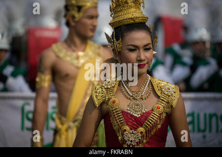 Bangkok, Thailand. 10. März 2016. Eröffnungsumzug kick-off old Style Thai traditionelle Tänzer die Zeremonie folgte die Elefanten während des Königs 2016 Cup Elephant Polo Chaopraya Anantara Resort in Bangkok, Thailand am 10. März 2016 öffnen. Des Königs Cup Elephant Polo wurde im Jahr 2001 von Anantara Resort nach Thailand eingeführt und ist inzwischen einer der größten gemeinnützigen Veranstaltungen in Thailand mehr als US$ 950.000 für das Institut National Elephant Bevölkerung angesprochen hat. Bildnachweis: ZUMA Press, Inc./Alamy Live-Nachrichten Stockfoto