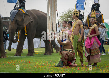 Bangkok, Thailand. 10. März 2016. Eröffnungsumzug kick-off old Style Thai traditionelle Tänzer die Zeremonie folgte die Elefanten während des Königs 2016 Cup Elephant Polo Chaopraya Anantara Resort in Bangkok, Thailand am 10. März 2016 öffnen. Des Königs Cup Elephant Polo wurde im Jahr 2001 von Anantara Resort nach Thailand eingeführt und ist inzwischen einer der größten gemeinnützigen Veranstaltungen in Thailand mehr als US$ 950.000 für das Institut National Elephant Bevölkerung angesprochen hat. Bildnachweis: ZUMA Press, Inc./Alamy Live-Nachrichten Stockfoto