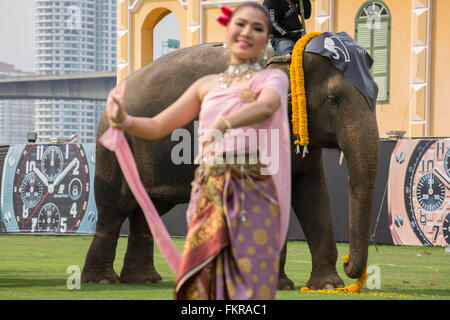 Bangkok, Thailand. 10. März 2016. Eröffnungsumzug kick-off old Style Thai traditionelle Tänzer die Zeremonie folgte die Elefanten während des Königs 2016 Cup Elephant Polo Chaopraya Anantara Resort in Bangkok, Thailand am 10. März 2016 öffnen. Des Königs Cup Elephant Polo wurde im Jahr 2001 von Anantara Resort nach Thailand eingeführt und ist inzwischen einer der größten gemeinnützigen Veranstaltungen in Thailand mehr als US$ 950.000 für das Institut National Elephant Bevölkerung angesprochen hat. Bildnachweis: ZUMA Press, Inc./Alamy Live-Nachrichten Stockfoto