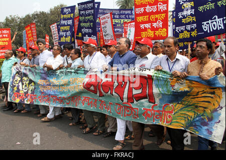 Dhaka, Bangladesch. 10. März 2016. Tausende von Bangladeshis Marsch aus dem national Presseclub, der weltweit größte Mangrovenwald aus Protest gegen die Pläne für den Bau von zwei Kohle-Kraftwerke am Rande des Waldes Weltnaturerbe in Dhaka, Bangladesch am 10. März 2016. Nationalkomitee zu schützen Öl, Gas, Bodenschätze, Energie und Häfen organisiert drei Tag lang März seine Unterstützung für den Bau der Anlagen in der Nähe der Sundarbans, eine Fläche von Reisfeldern, Shrimp-Farmen und riesige Mangrovenwälder zu fallen. Bildnachweis: Rehman Asad/Alamy Live-Nachrichten Stockfoto