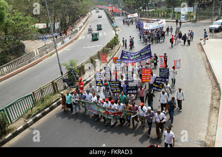 Dhaka, Bangladesch. 10. März 2016. Tausende von Bangladeshis Marsch aus dem national Presseclub, der weltweit größte Mangrovenwald aus Protest gegen die Pläne für den Bau von zwei Kohle-Kraftwerke am Rande des Waldes Weltnaturerbe in Dhaka, Bangladesch am 10. März 2016. Nationalkomitee zu schützen Öl, Gas, Bodenschätze, Energie und Häfen organisiert drei Tag lang März seine Unterstützung für den Bau der Anlagen in der Nähe der Sundarbans, eine Fläche von Reisfeldern, Shrimp-Farmen und riesige Mangrovenwälder zu fallen. Bildnachweis: Rehman Asad/Alamy Live-Nachrichten Stockfoto