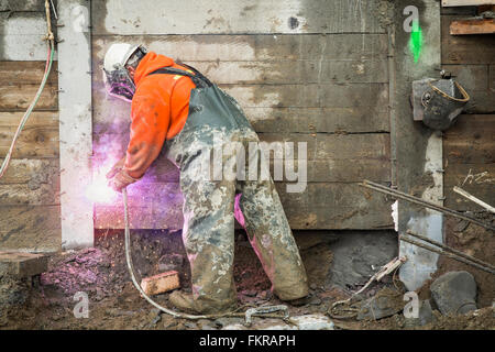 Kaukasische Arbeiter Schweißen auf der Baustelle Stockfoto