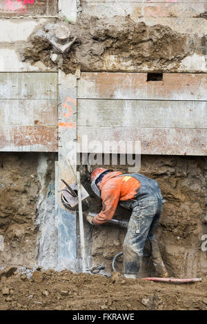 Kaukasische Arbeiter auf der Baustelle Stockfoto