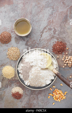 Glutenfrei backen. Draufsicht der Schüssel mit Mehl und Getreide als nächstes in das Becken auf Tisch Stockfoto