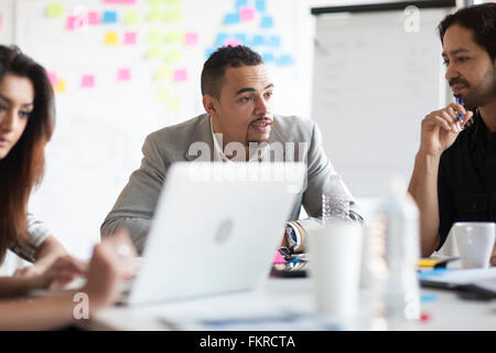 Business Leute, die im Büro treffen Stockfoto