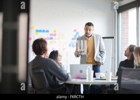 Business Leute, die im Büro treffen Stockfoto