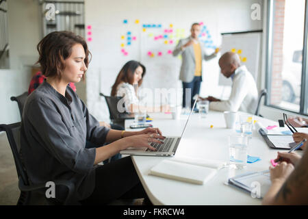 Geschäftsfrau mit Laptop im Büro treffen Stockfoto