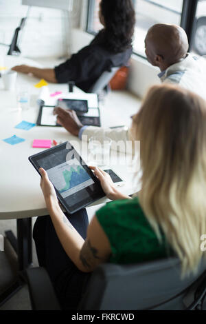 Geschäftsfrau mit digital-Tablette im Büro treffen Stockfoto