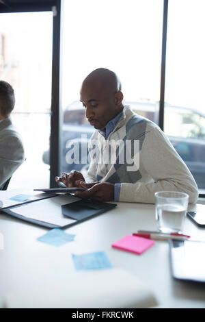 Geschäftsmann mit digital-Tablette im Büro treffen Stockfoto