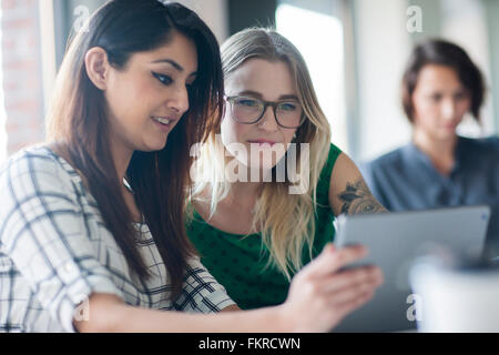 Unternehmerinnen mit digital-Tablette in office Stockfoto