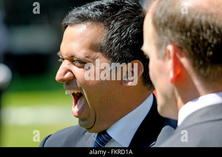 Faisal Islam, Sky TV News politischer Redakteur, am College Green, Westminster nach 2015 Thronrede (mit Douglas Carswell) Stockfoto