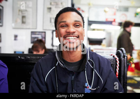 Sanitäter lächelnd in restaurant Stockfoto