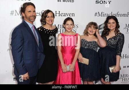 Los Angeles, CA, USA. 9. März 2016. Kevin Beam, Christy Strahl, Abigail Beam, Adelynn Strahl Anabel Strahl im Ankunftsbereich für Wunder vom Himmel Premiere, Arclight Hollywood, Los Angeles, CA 9. März 2016. Bildnachweis: Dee Cercone/Everett Collection/Alamy Live-Nachrichten Stockfoto