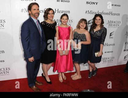 Los Angeles, CA, USA. 9. März 2016. Kevin Beam, Christy Strahl, Abigail Beam, Adelynn Strahl Anabel Strahl im Ankunftsbereich für Wunder vom Himmel Premiere, Arclight Hollywood, Los Angeles, CA 9. März 2016. Bildnachweis: Dee Cercone/Everett Collection/Alamy Live-Nachrichten Stockfoto