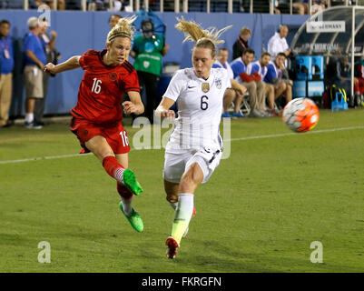 Boca Raton, Florida USA. 9. März 2016. Svenja Huth (L) von Deutschland geht Whitney Engen (R) der USA während der sie glaubt Cup im Stadion FAU in Boca Raton, Florida USA, 9. März 2016 verteidigt. Foto: Joe Skipper/Dpa/Alamy Live News Stockfoto