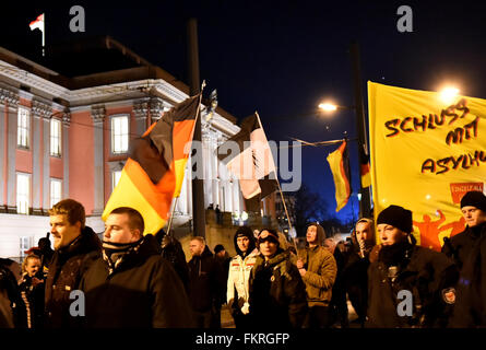 Potsdam, Deutschland. 9. März 2016. Polizisten eskortieren rund 60 Pogida Anhänger, ein regionaler Ableger der Islamophic und fremdenfeindliche Bewegung Pegida (Patriotischen Europäer gegen die Islamisierung des Westens), wie sie vorbei an den Landtag in Potsdam, Deutschland, 9. März 2016 marschieren. Mehrere Zähler Präsentationen fand aus Protest gegen die Pogida Rallye zur gleichen Zeit. Foto: Bernd Settnik/Dpa/Alamy Live News Stockfoto