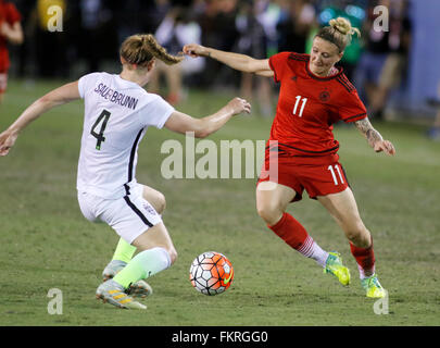 Boca Raton, Florida USA. 9. März 2016. Anja Mittag (R) Deutschland wetteifert mit Becky Sauerbrunn (L) der USA für den Ball, während der sie glaubt Cup im Stadion FAU in Boca Raton, Florida USA, 9. März 2016. Foto: Joe Skipper/Dpa/Alamy Live News Stockfoto