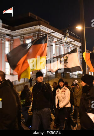 Potsdam, Deutschland. 9. März 2016. Polizisten eskortieren rund 60 Pogida Anhänger, ein regionaler Ableger der Islamophic und fremdenfeindliche Bewegung Pegida (Patriotischen Europäer gegen die Islamisierung des Westens), wie sie vorbei an den Landtag in Potsdam, Deutschland, 9. März 2016 marschieren. Mehrere Zähler Präsentationen fand aus Protest gegen die Pogida Rallye zur gleichen Zeit. Foto: Bernd Settnik/Dpa/Alamy Live News Stockfoto