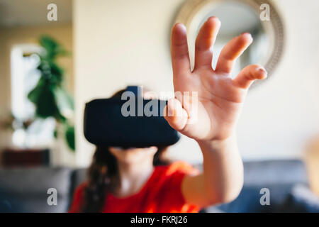 Gemischte Rassen Mädchen mit virtual-Reality-Schutzbrillen Stockfoto