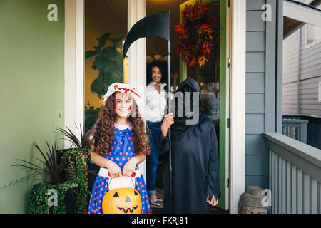 Kinder an Halloween treating Stockfoto