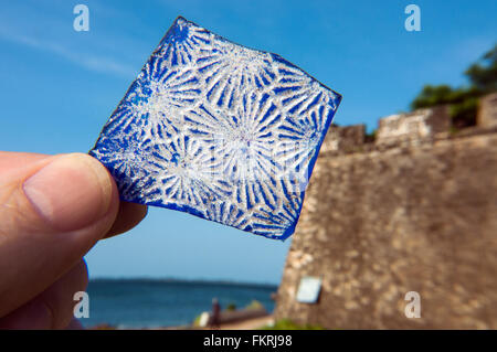 Alten portugiesischen Glas shard Vor fort, der Ilha de Mozambique, Nampula, Mosambik Stockfoto