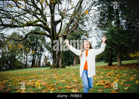 Gemischte Rassen Mädchen spielen im park Stockfoto