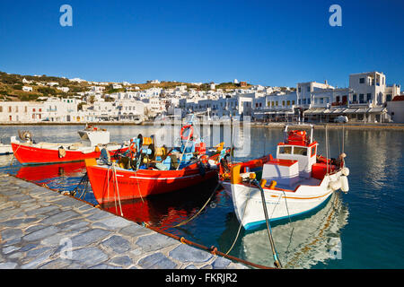 Mykonos-Stadt vom alten Hafen aus gesehen. Stockfoto