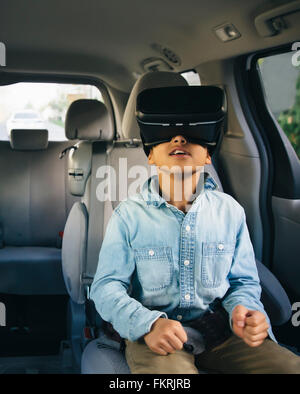 Gemischte Rassen junge mit virtual-Reality Brille im Auto Stockfoto