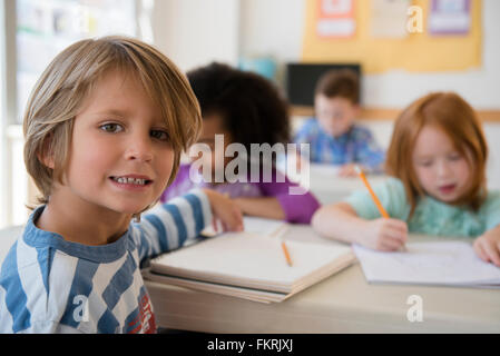 Schüler im Klassenzimmer lächelnd Stockfoto