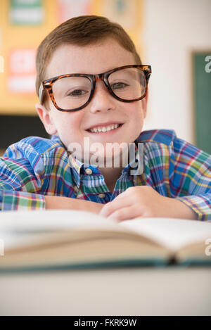 Kaukasische Schüler tragen Brillen im Klassenzimmer Stockfoto