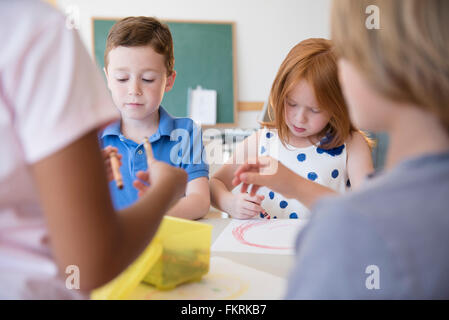 Schüler im Klassenzimmer Stockfoto