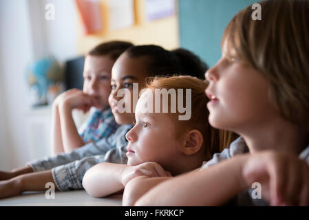 Schüler hören im Klassenzimmer Stockfoto
