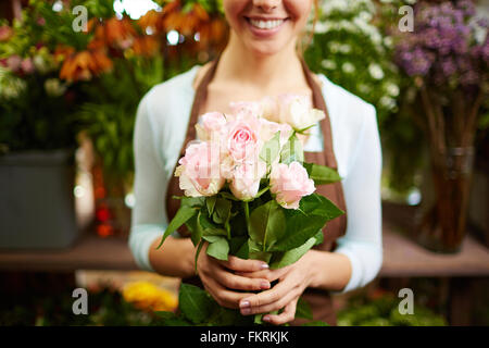 Nahaufnahme von rose Bouquet in weiblichen Händen Stockfoto