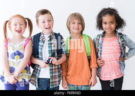 Lächelnde Kinder tragen Rucksäcke Stockfoto