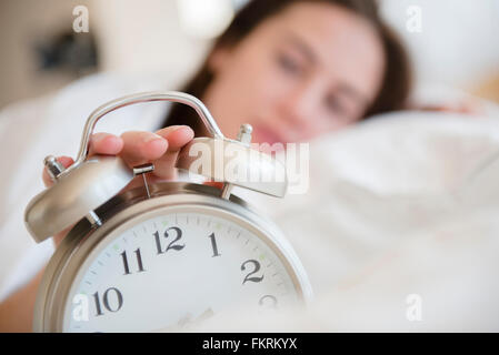 Indianische Frau Alarm ausschalten Stockfoto