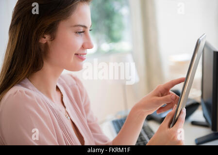 Gebürtige amerikanische Geschäftsfrau mit digital-Tablette Stockfoto