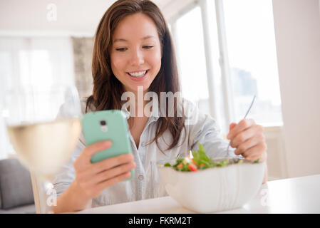 Gemischte Rassen Frau fotografieren Salat Stockfoto