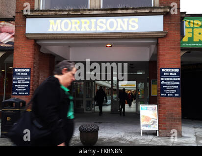 London, UK. 10. März 2016. Supermarkt Morrisons Niederlassung in Wood Green, North London. Supermarkt Morrisons jährliche Gewinne fallen zum vierten Mal in Folge. Die Bradford ansässige Supermarktkette berichtet eine zugrunde liegende Gewinn vor Steuern von £242 m im Jahr bis zum 31. Januar nach unten von 345 Millionen Pfund. Bildnachweis: Dinendra Haria/Alamy Live-Nachrichten Stockfoto