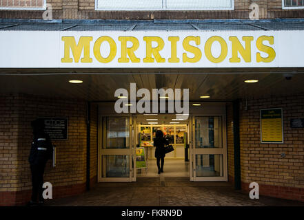 London, UK. 10. März 2016. Supermarkt Morrisons Niederlassung in Wood Green, North London.  Supermarkt Morrisons jährliche Gewinne fallen zum vierten Mal in Folge. Die Bradford ansässige Supermarktkette berichtet eine zugrunde liegende Gewinn vor Steuern von £242 m im Jahr bis zum 31. Januar nach unten von 345 Millionen Pfund. Bildnachweis: Dinendra Haria/Alamy Live-Nachrichten Stockfoto