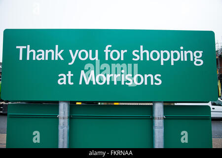 London, UK. 10. März 2016.  Supermarkt Morrisons jährliche Gewinne fallen zum vierten Mal in Folge. Die Bradford ansässige Supermarktkette berichtet eine zugrunde liegende Gewinn vor Steuern von £242 m im Jahr bis zum 31. Januar nach unten von 345 Millionen Pfund. Bildnachweis: Dinendra Haria/Alamy Live-Nachrichten Stockfoto