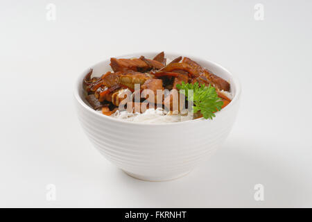 Schüssel mit gebratenem Fleisch, Ohr Pilze und Reisnudeln auf weißem Hintergrund Stockfoto