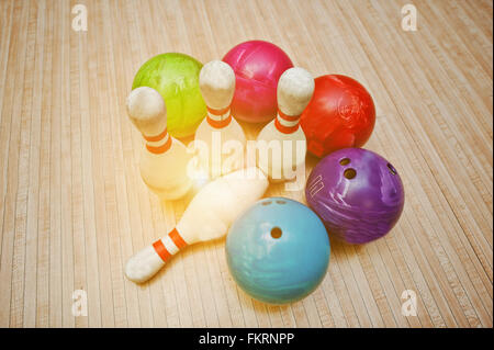 Vier Pins mit fünf Bowlingkugeln Stockfoto