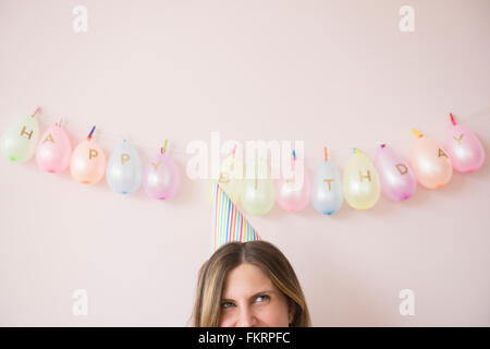 Kaukasische Frau Hut Party am Geburtstag Stockfoto